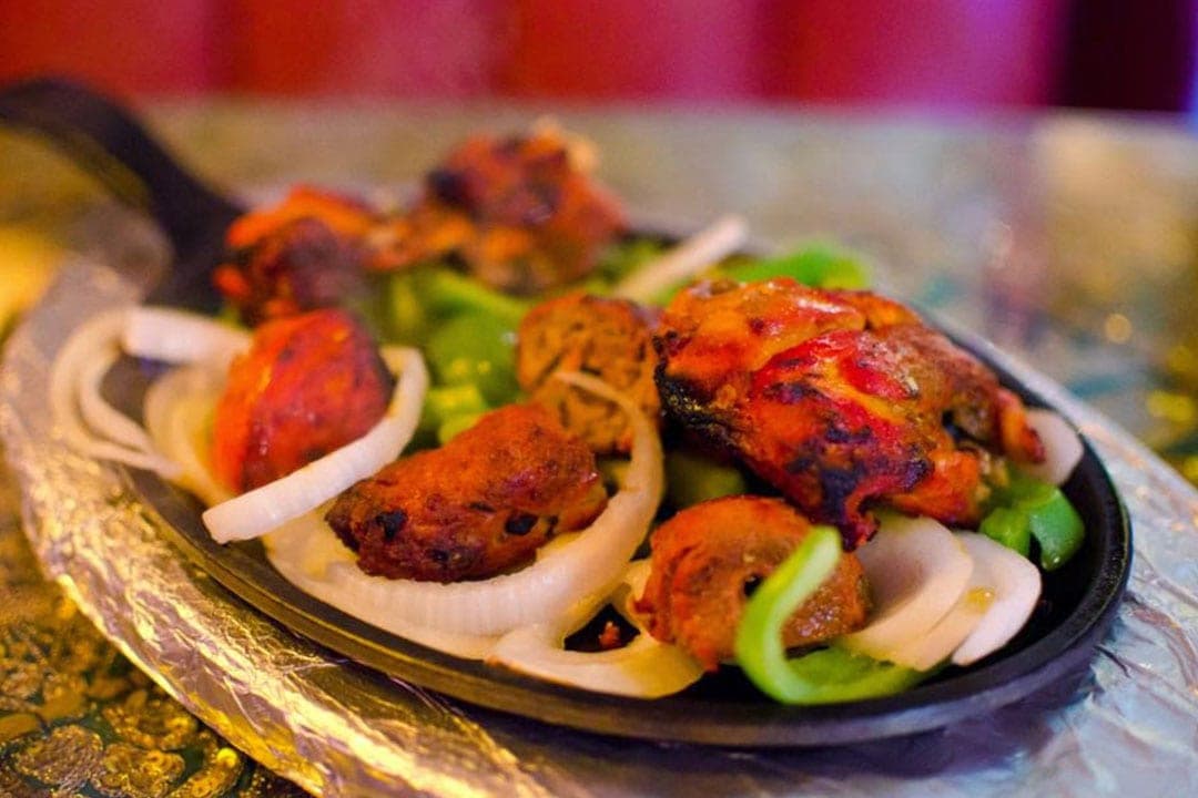 Tandoori sizzler with chicken tikka, onions and green peppers